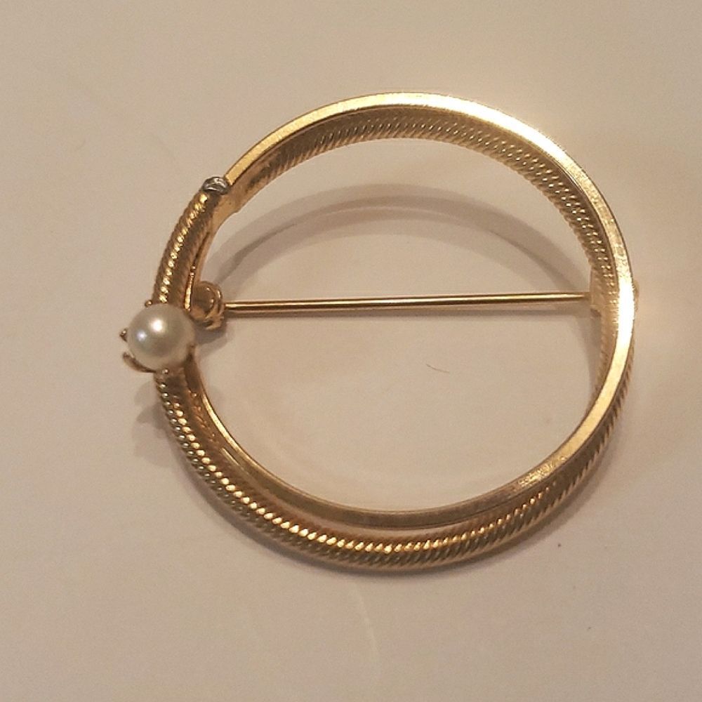 💙💙💙Vintage goldplate circle pin with simulated pearl
